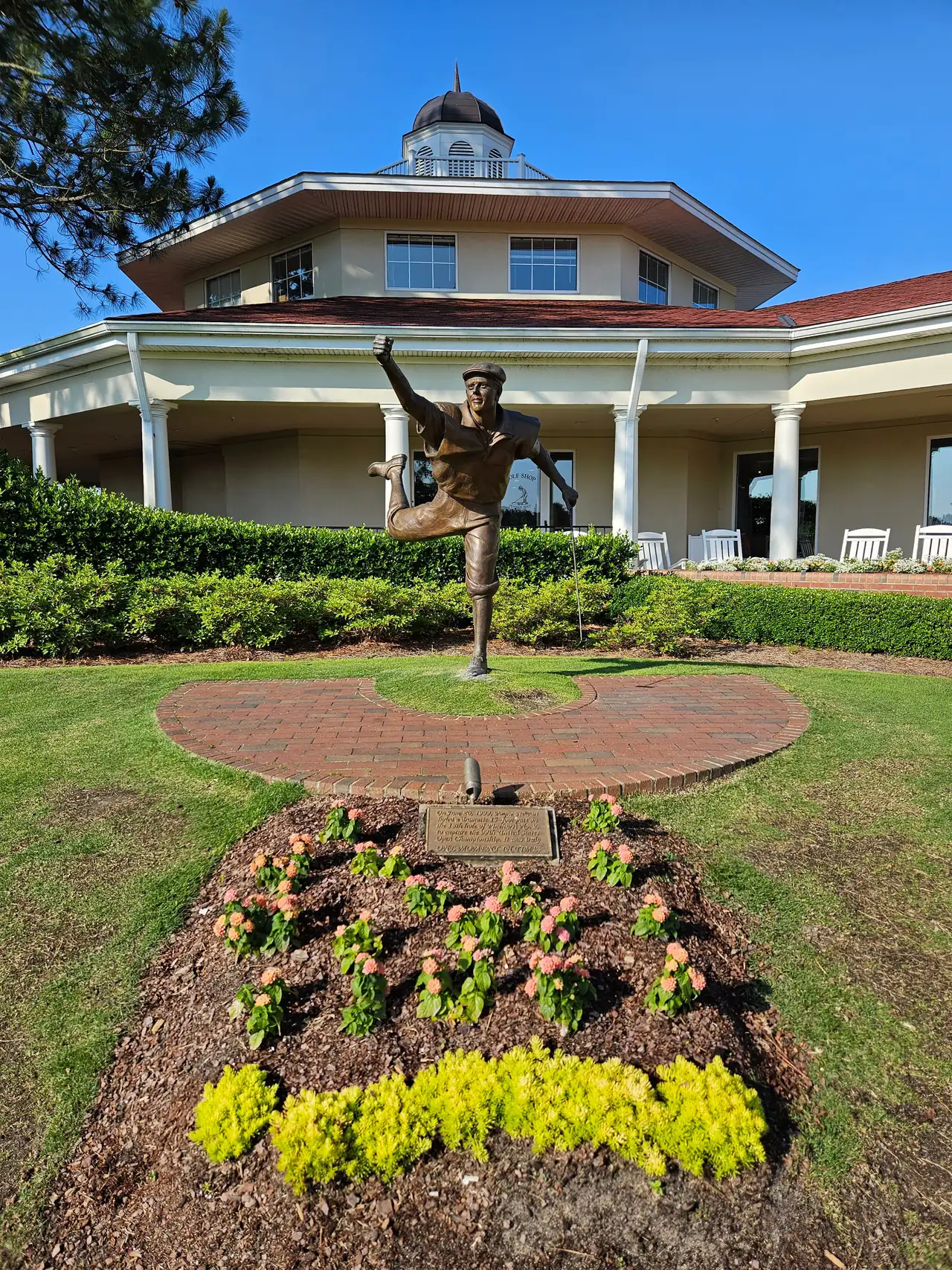 The Payne Stewart statue in front of the Pinehurst clubhouse